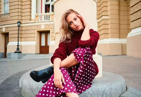 žena v puntíkaté sukni