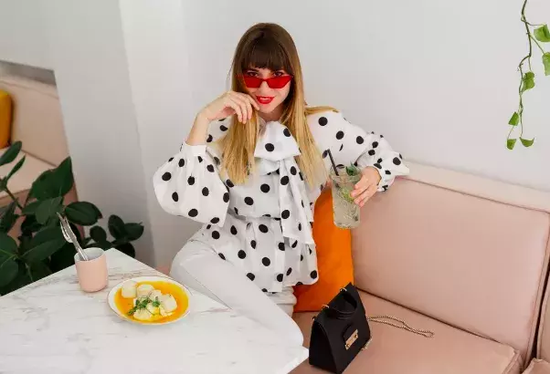 žena v puntíkaté halence