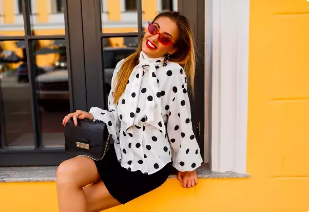 žena v puntíkaté halence