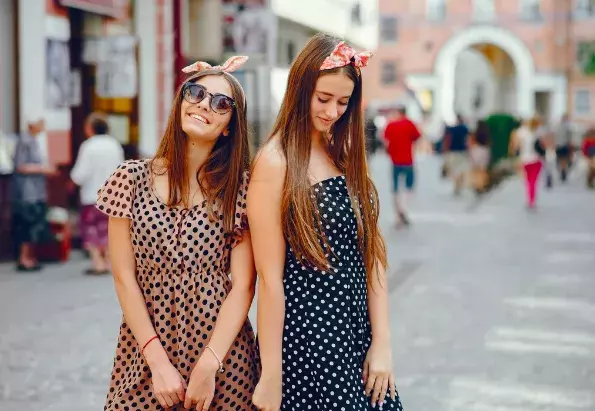 ženy v puntíkatých šatech