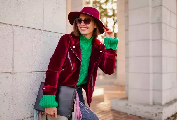 žena v červenozeleném outfitu