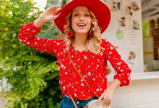 žena v červené halence