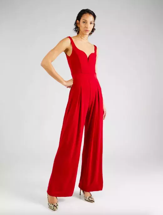 žena v červeném overalu