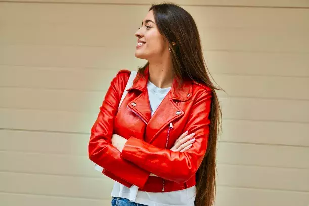žena v kožené bundě