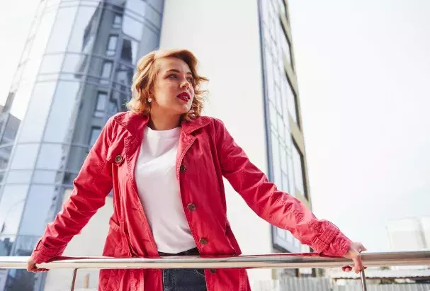 žena v kožené bundě