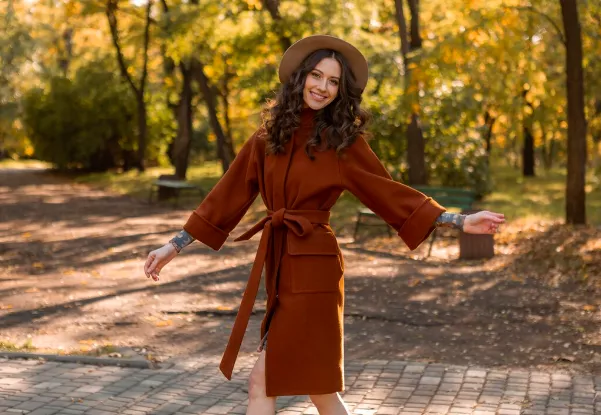 Teplé barvy podzimu: Trendy odstíny, které sluší po čtyřicítce