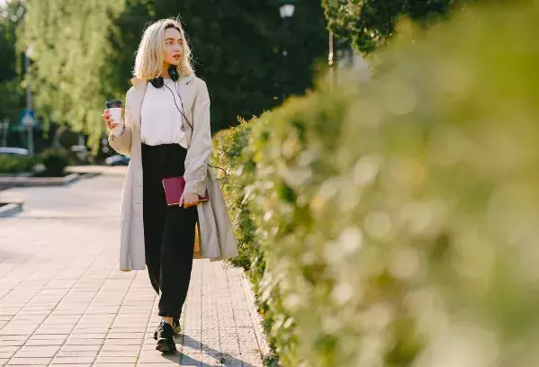 žena v podzimních oblečení