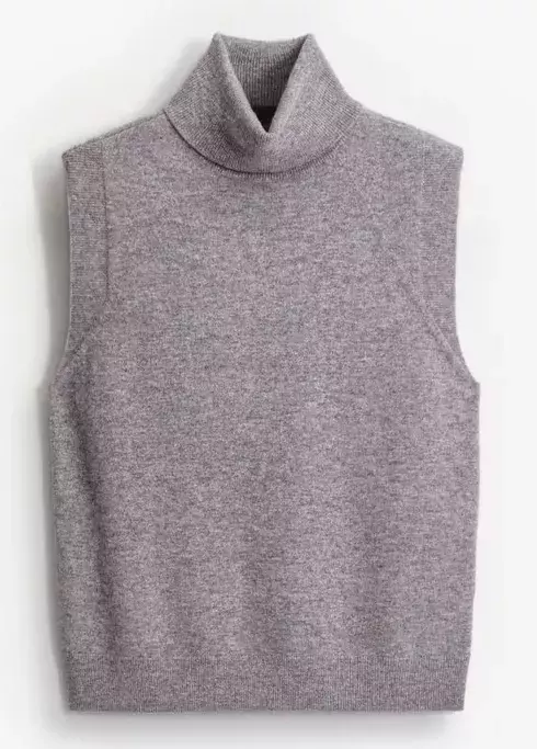 <p>Vlněný šedý svetr, Mohito, 799 Kč</p>
