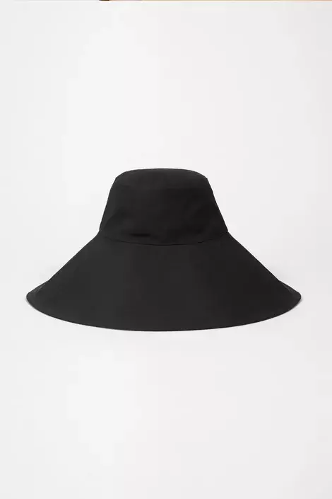 <p><span>Wide-brim černý bavlněný klobouk, H&M, 990 Kč</span></p>
