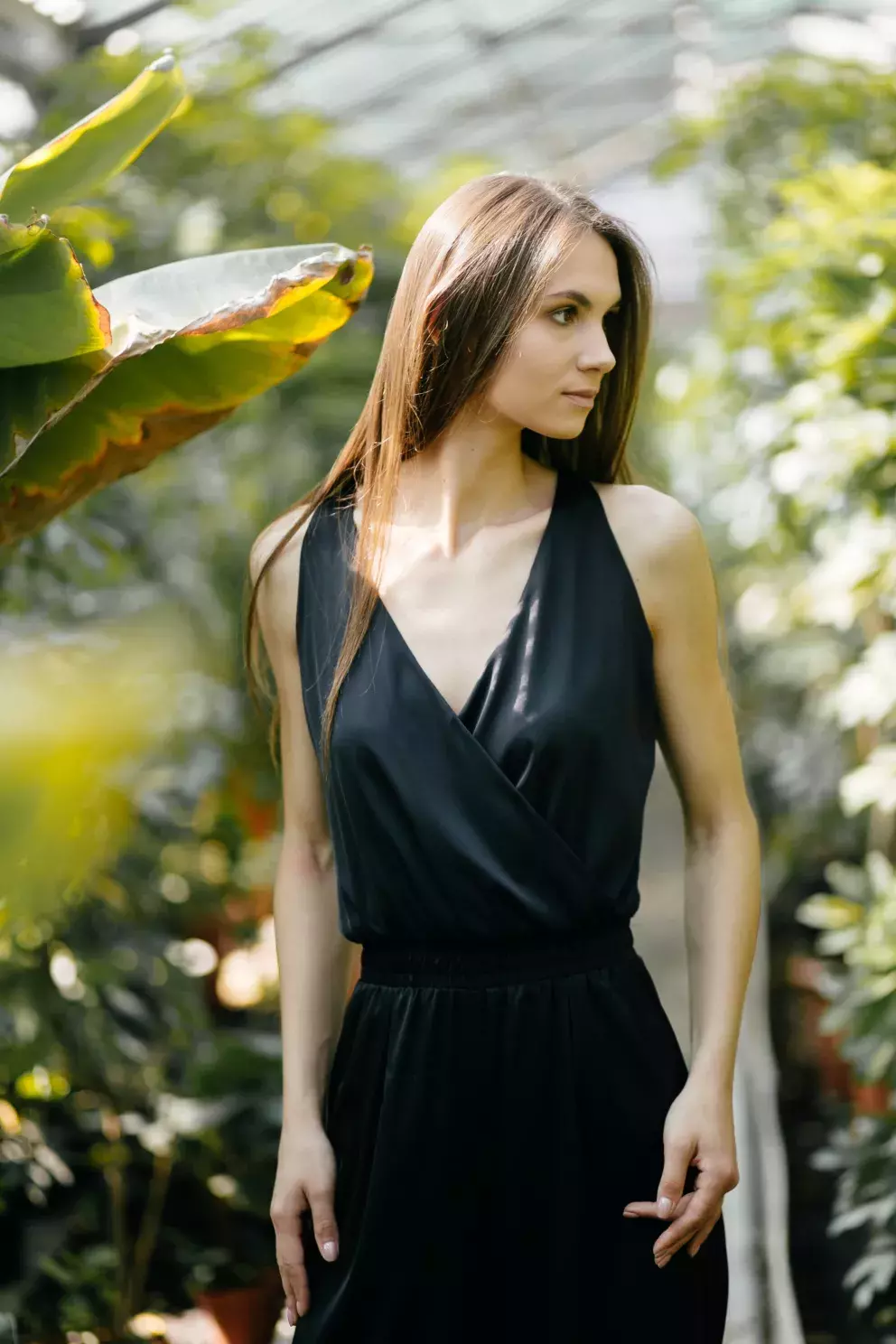 žena v černých šatech