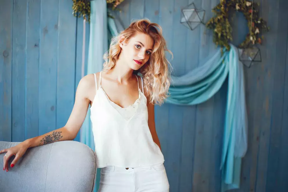 žena v blůze s véčkovým výstřihem