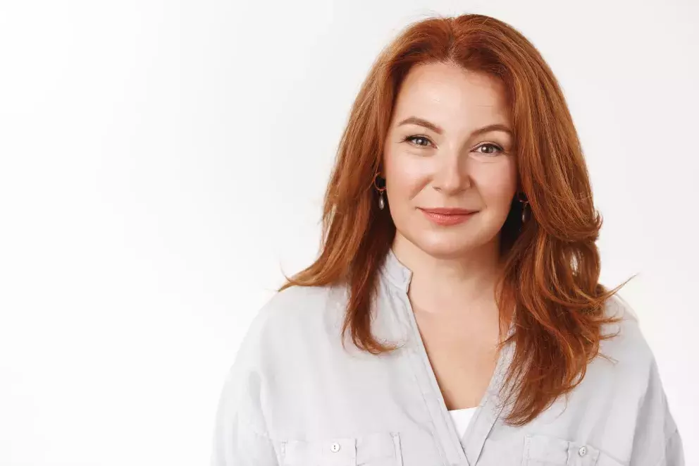 <p>S teplými odstíny barev, jako je například zrz, nikdy neuděláte chybu. Tento odstín působí živě, přirozeně a dodává vlasům jiskru. Teplé tóny rozzáří pleť. Střih vlasů může být jakýkoliv, teplá barva vždy přidá na svěžesti a energii vzhledu. Celkově vytváří účes, který je výrazný, moderní a přitom nadčasový.</p>
