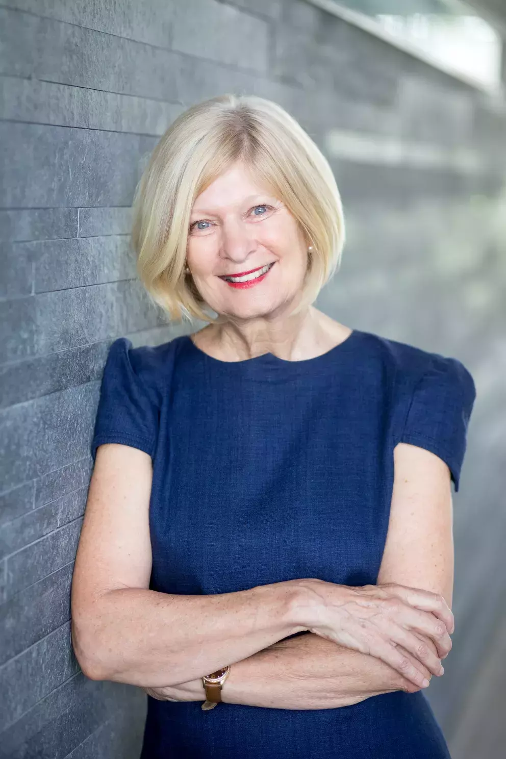 <p>Krátké mikádo okamžitě vytvoří svěží a mladistvý vzhled. Čisté linie střihu dodávají účesu preciznost a lehkost. Díky krátké délce se vlasy snadno upravují a nezatěžují obličej. Působí moderně a stylově, a zároveň zůstává nadčasový. Celkově mikádo podtrhuje přirozenou krásu a sebevědomí nositelky.</p>
