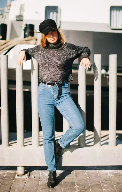 žena ve světlých džínách