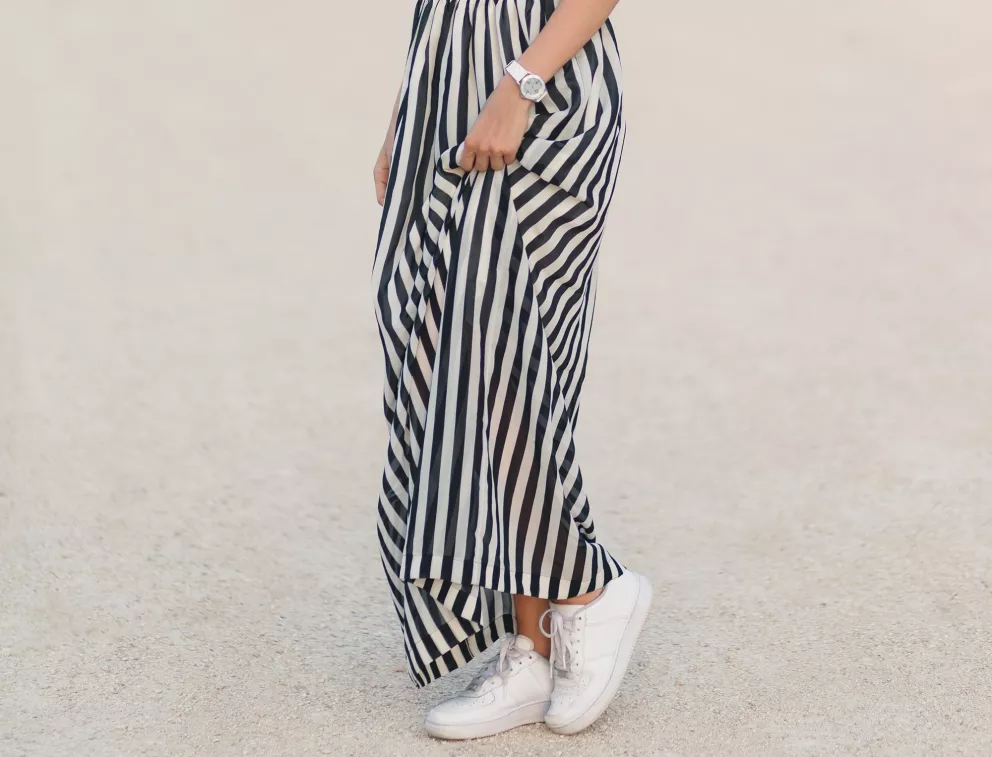 žena v pruhované sukni