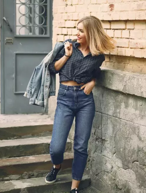 žena v cropped džínách