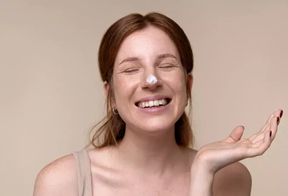 žena si nanáší krém