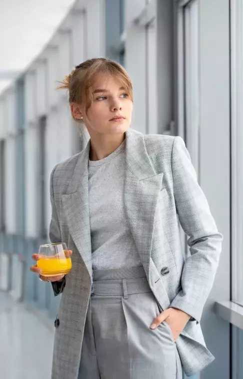 žena v šedém obleku