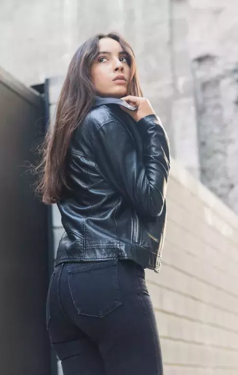 žena v tmavých džínách