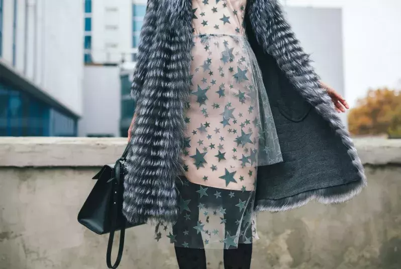 žena v extravagantním oblečení