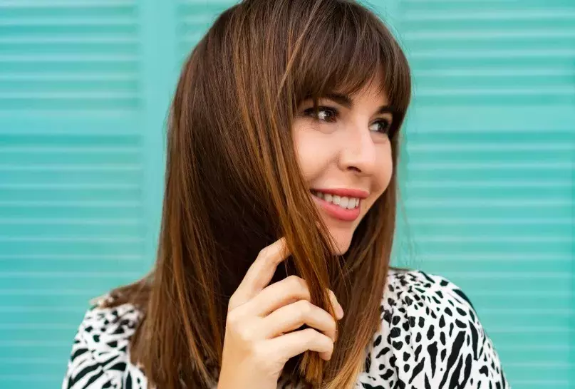 hnědovláska s rovnou ofinou