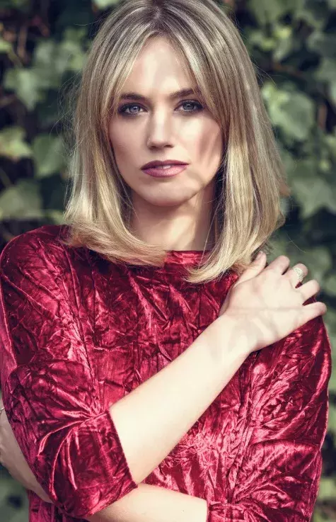 žena se střihem Curtain Bangs