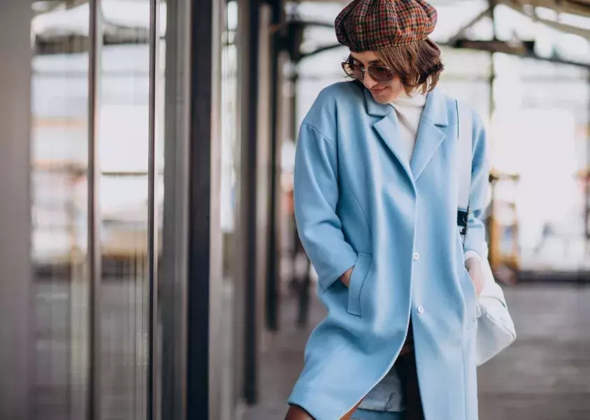 žena v modrém blejzru