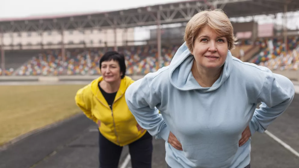 starší ženy se rozcvičují před běháním