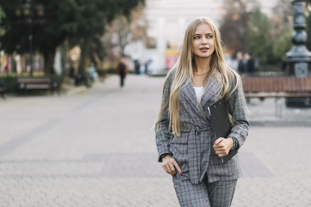 žena v obleku