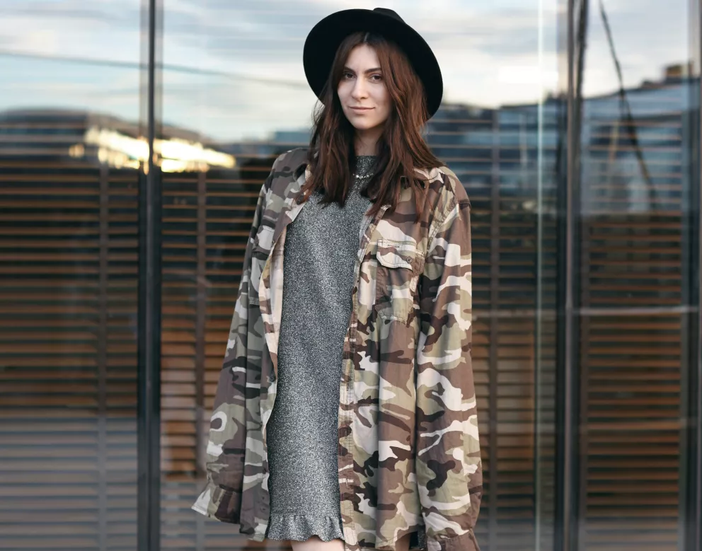 žena v maskáčové bundě a klobouku