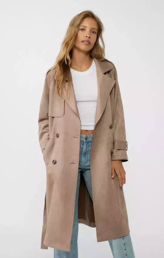 Béžový trenčkot, Stradivarius, 1 499 Kč