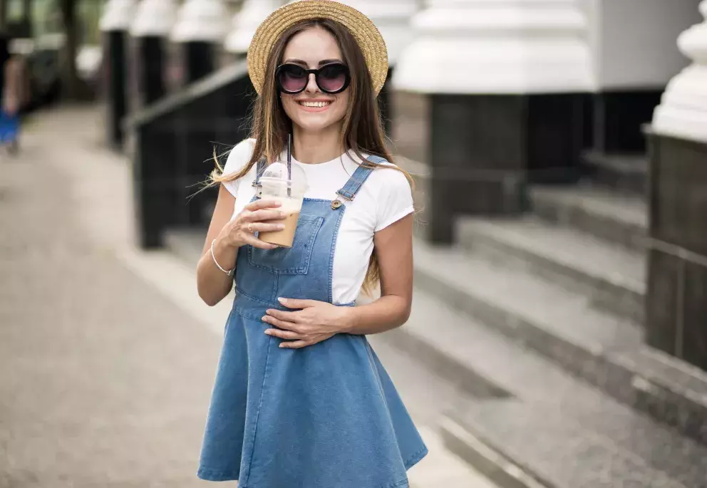 žena v modrých šatech