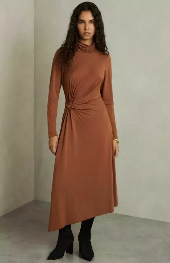 Karamelové midi šaty s řasením, Reiss, 2 360 Kč