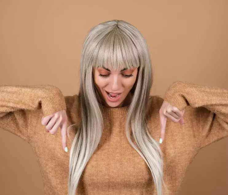 žena s ostře štřiženou ofinou