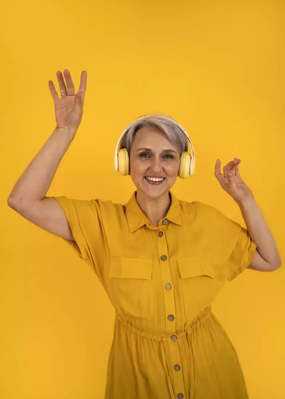 <p>Žlutá halenka dodává celému vzhledu zářivý a radostný tón. Žena působí sebevědomě a přirozeně, což podtrhuje i její výraz. Svěží barva oživuje oufit a přitahuje pozornost. Celkově ukazuje, že i klasické kousky mohou působit moderně a hravě.</p>
