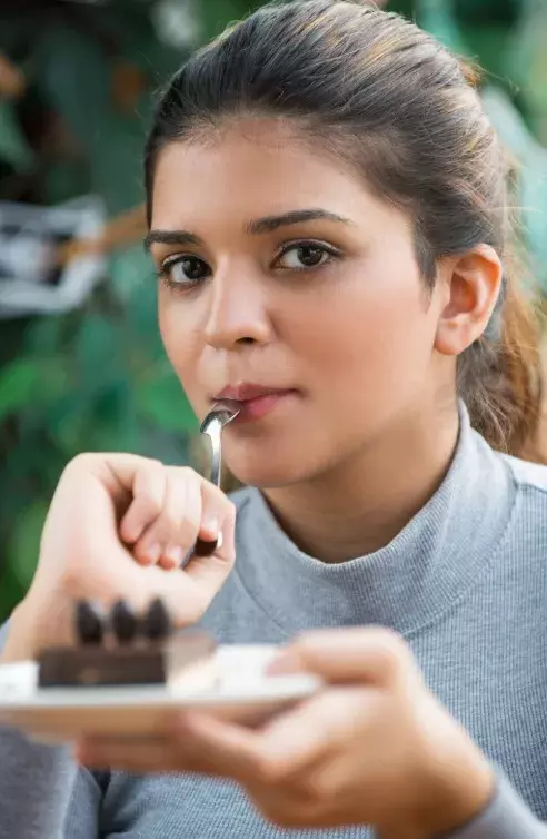 žena s latte makeupem