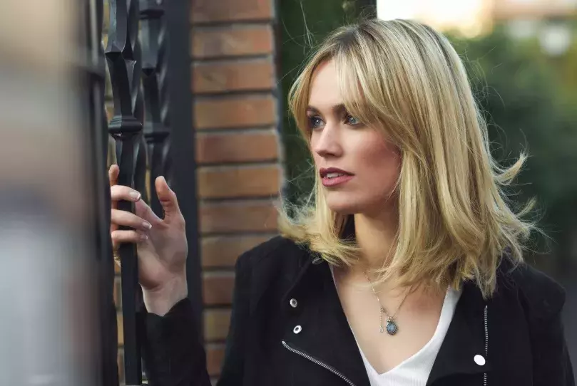 žena s blond Curtain Bangs