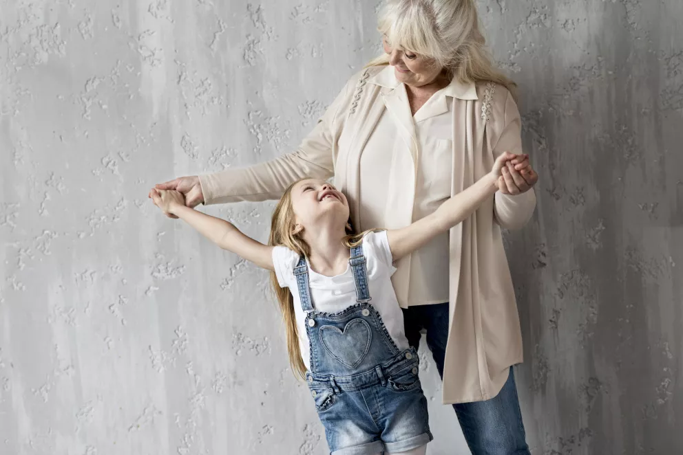 babička, vnučka, péče, rodina, pomoc, láska