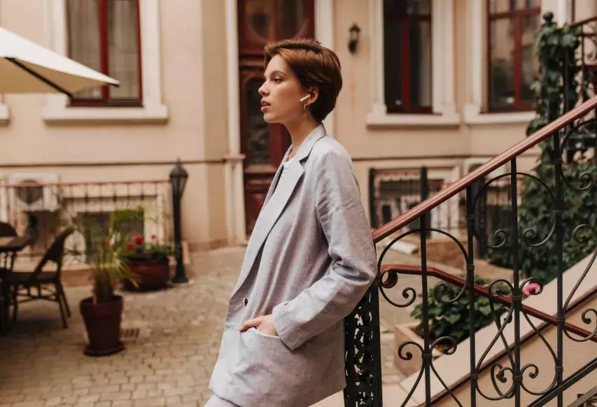 žena v lněném blejzru