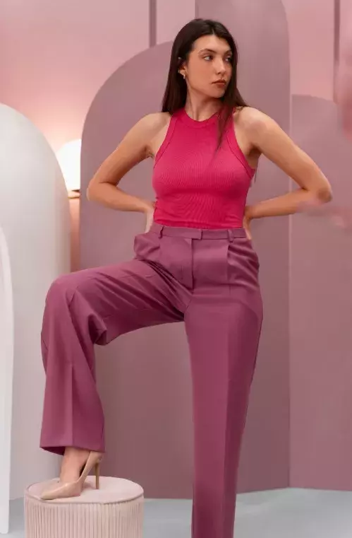 žena ve fuchsiových barvách