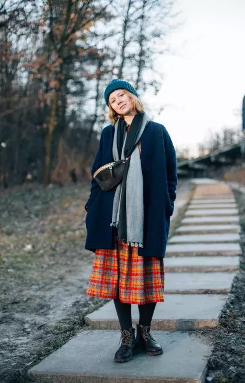 žena v kostkované sukni