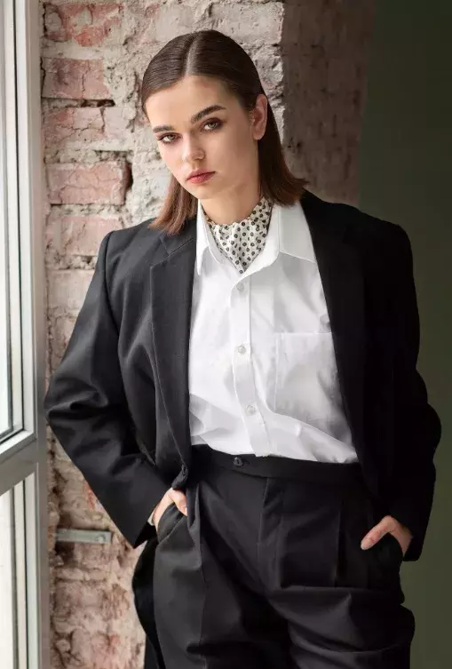 žena v pánském obleku