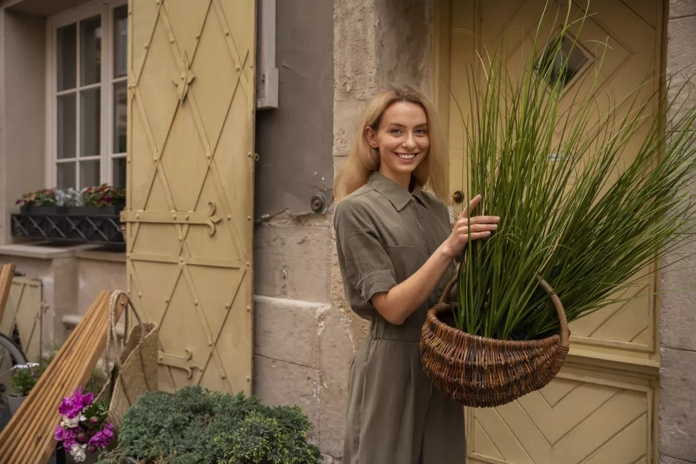 žena v košilových šatech