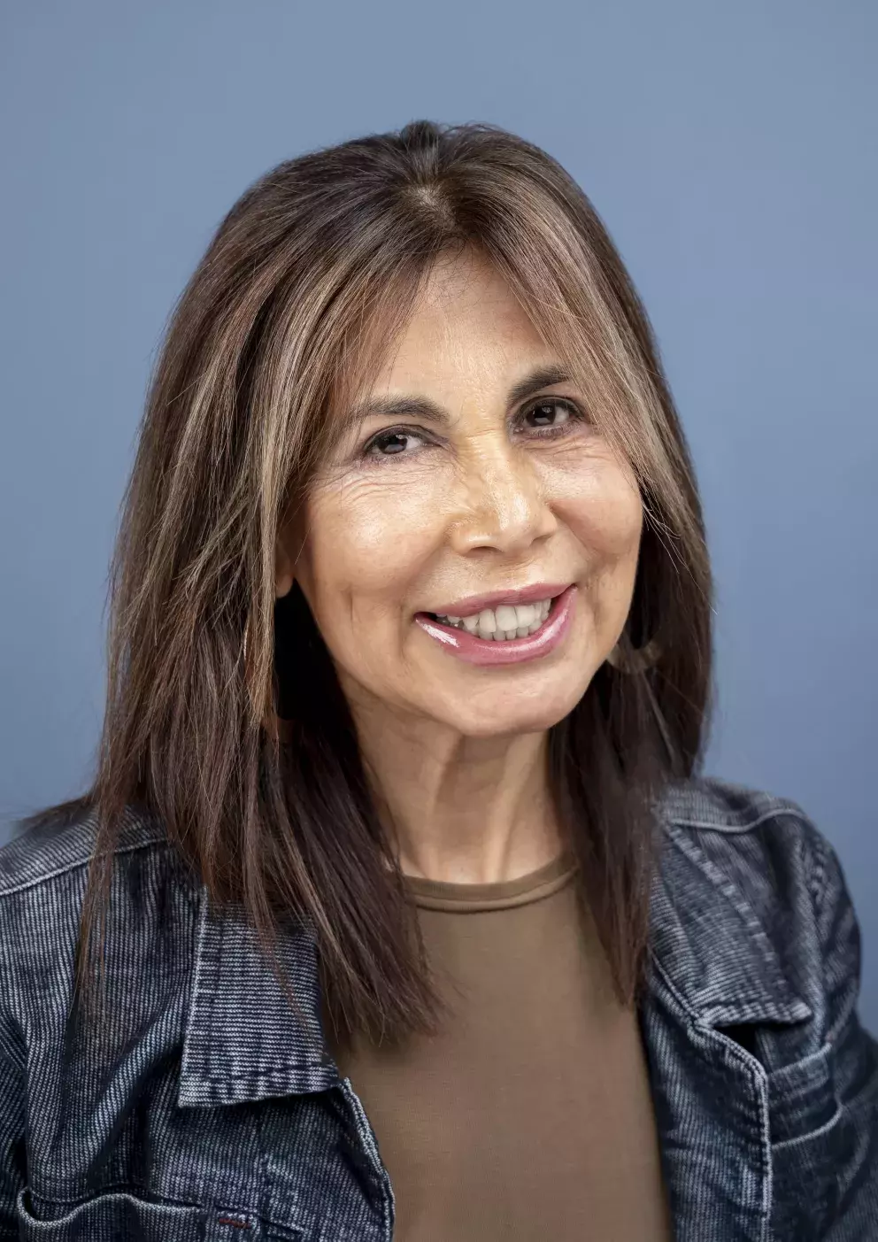 <p>Hnědé vlasy po ramena s jemně prosvětlenými melíry působí přirozeně. Melíry dodávají vlasům hloubku a opticky zvětšují objem. Střih po ramena je praktický, snadno se upravuje a zároveň vypadá stylově. Teplé tóny melírů rozzáří obličej a zvýrazní jeho rysy. Celkově vzniká účes, který je svěží, nadčasový a vhodný pro každou příležitost.</p>
