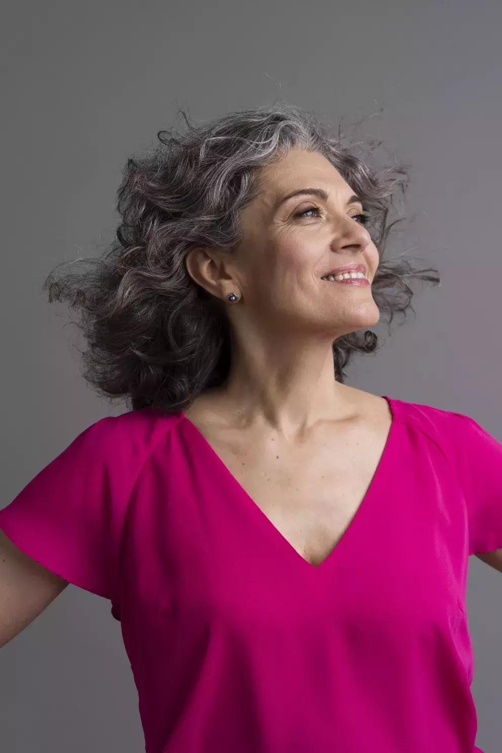 <p>Šediny nemusíte skrývat, přirozený odstín dodává vlasům jedinečný charakter. Působí elegantně a sofistikovaně, aniž by bylo nutné barvení. Šedé vlasy skvěle ladí s různými střihy a zvýrazňují osobnost nositelky. Přirozená šedá zároveň vyzařuje sebevědomí a vyspělost. Celkově vzniká vzhled, který je moderní, stylový a autentický.</p>
