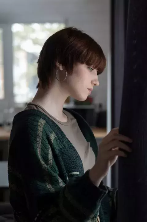 žena s rovnou ofinou