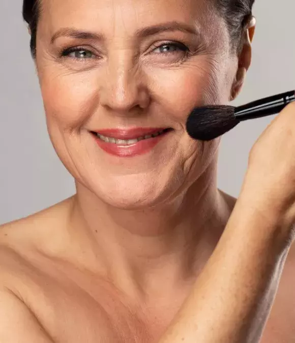 žena po 50 s make upem