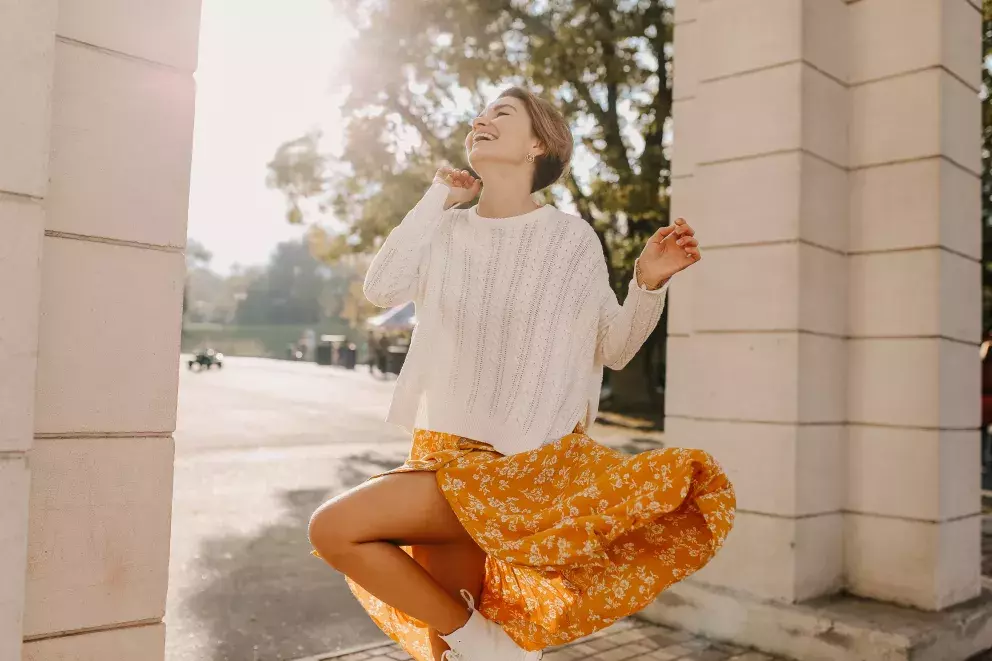 žena v letní sukni a svetru