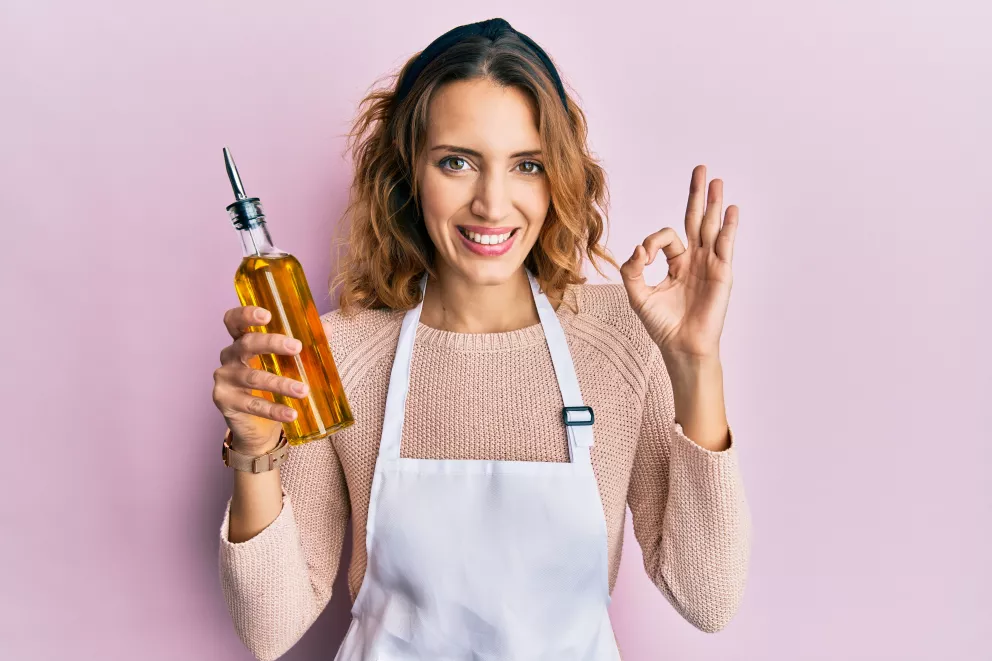 žena drží v ruce olej