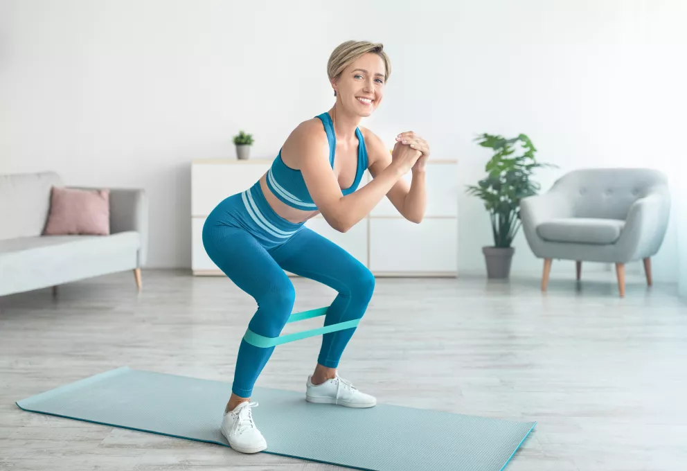 žena cvičí s booty bandem